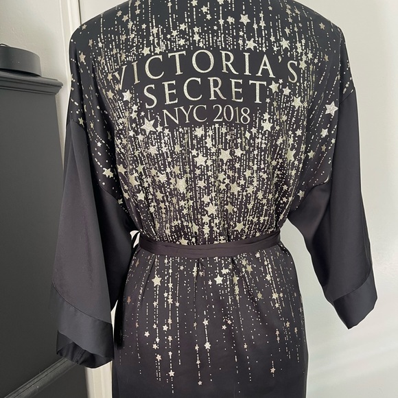 VS Robe - Picture 3 of 9